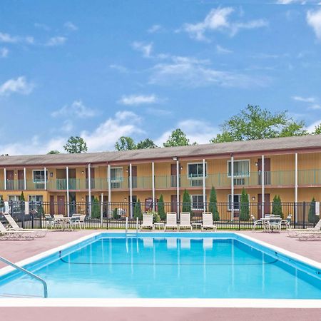 Days Inn By Wyndham Branford New Haven Conference Center Exterior photo