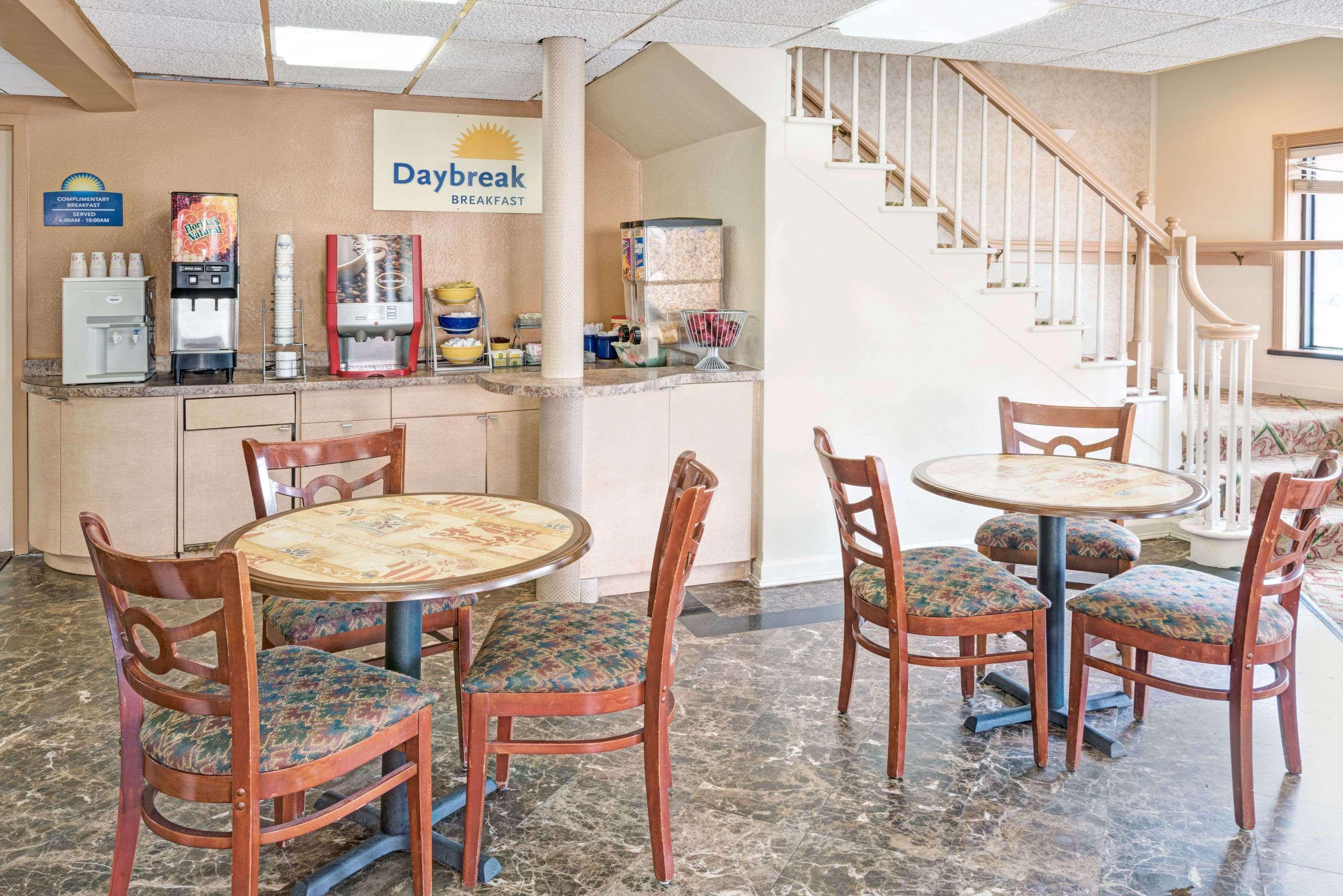 Days Inn By Wyndham Branford New Haven Conference Center Exterior photo