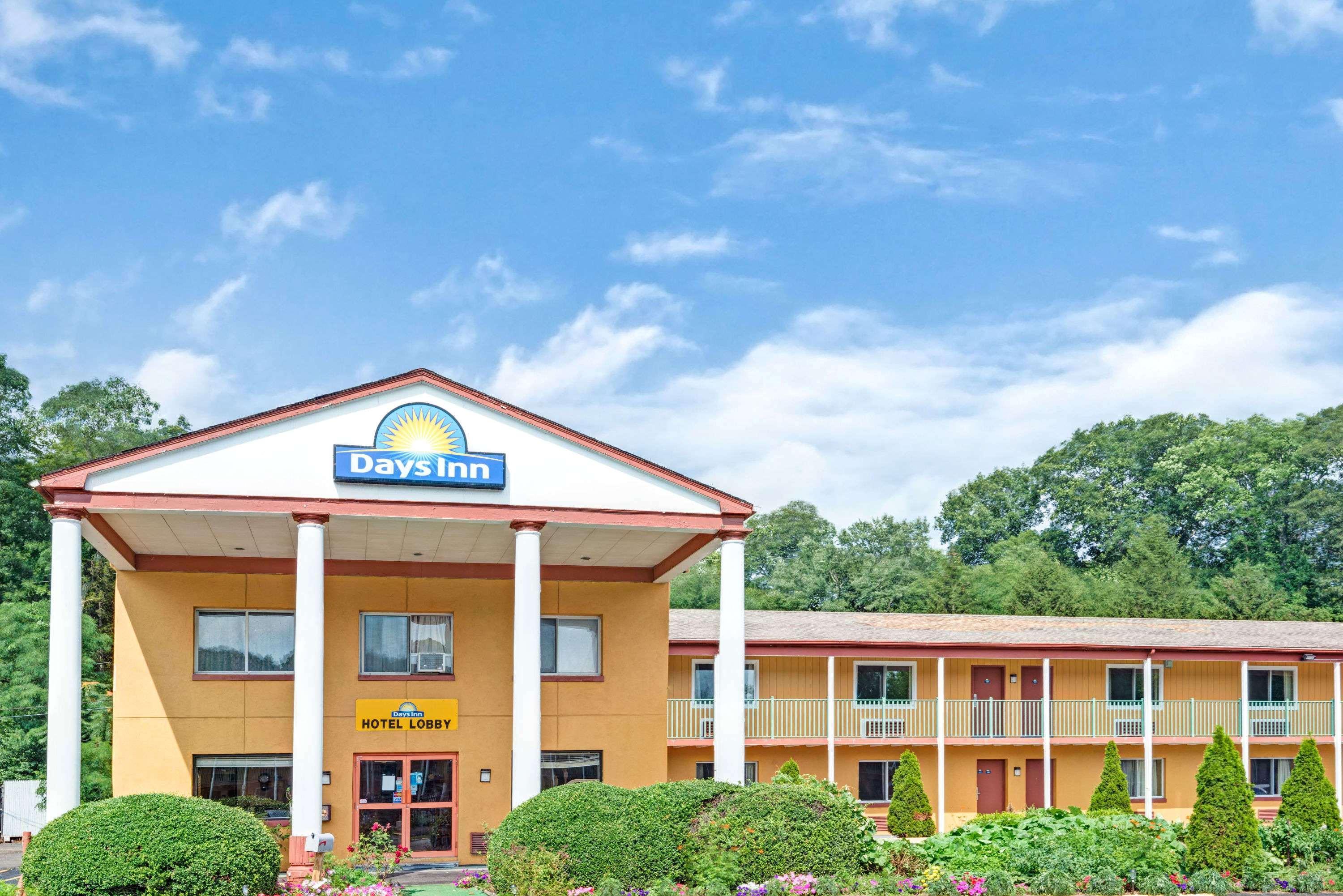 Days Inn By Wyndham Branford New Haven Conference Center Exterior photo