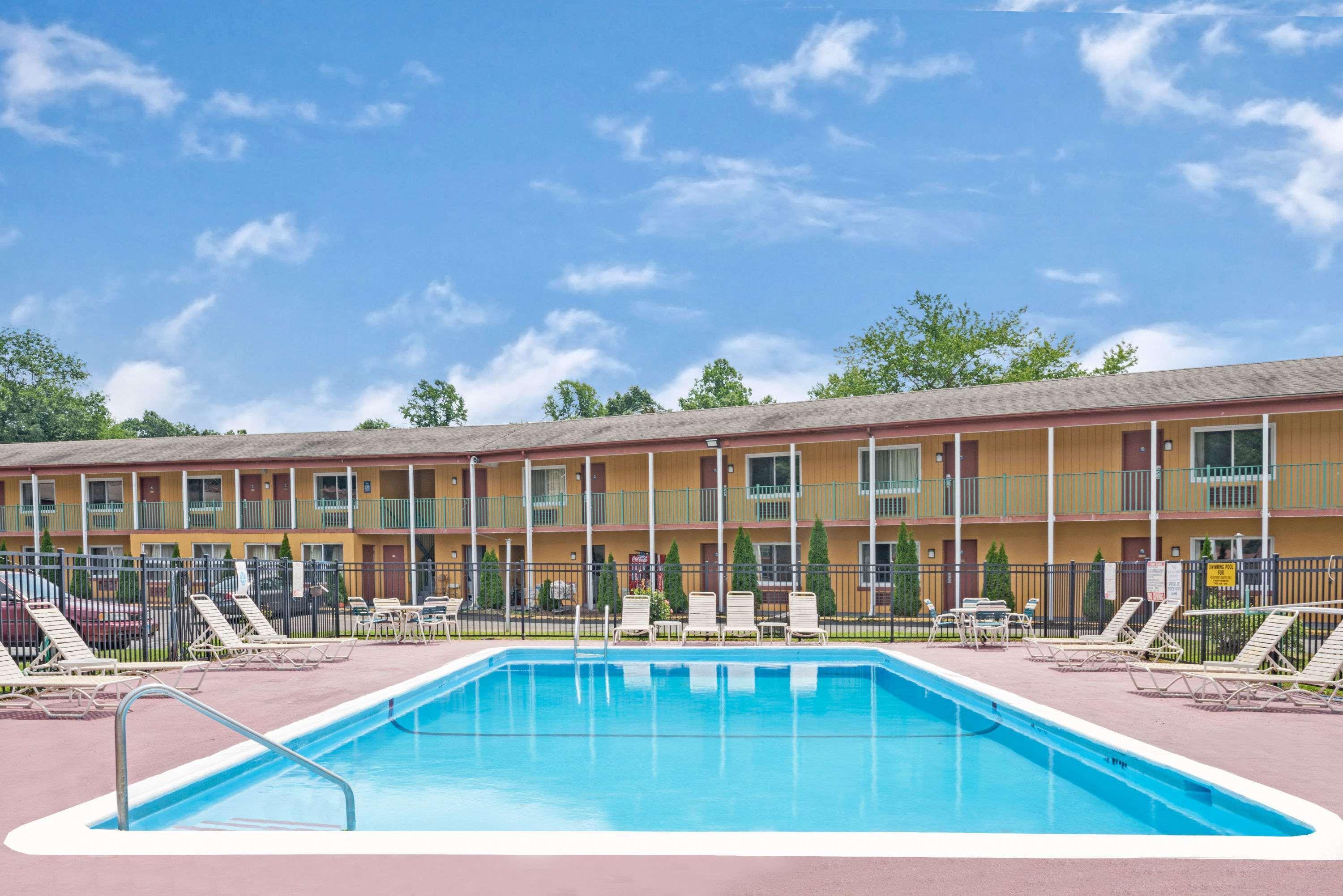 Days Inn By Wyndham Branford New Haven Conference Center Exterior photo