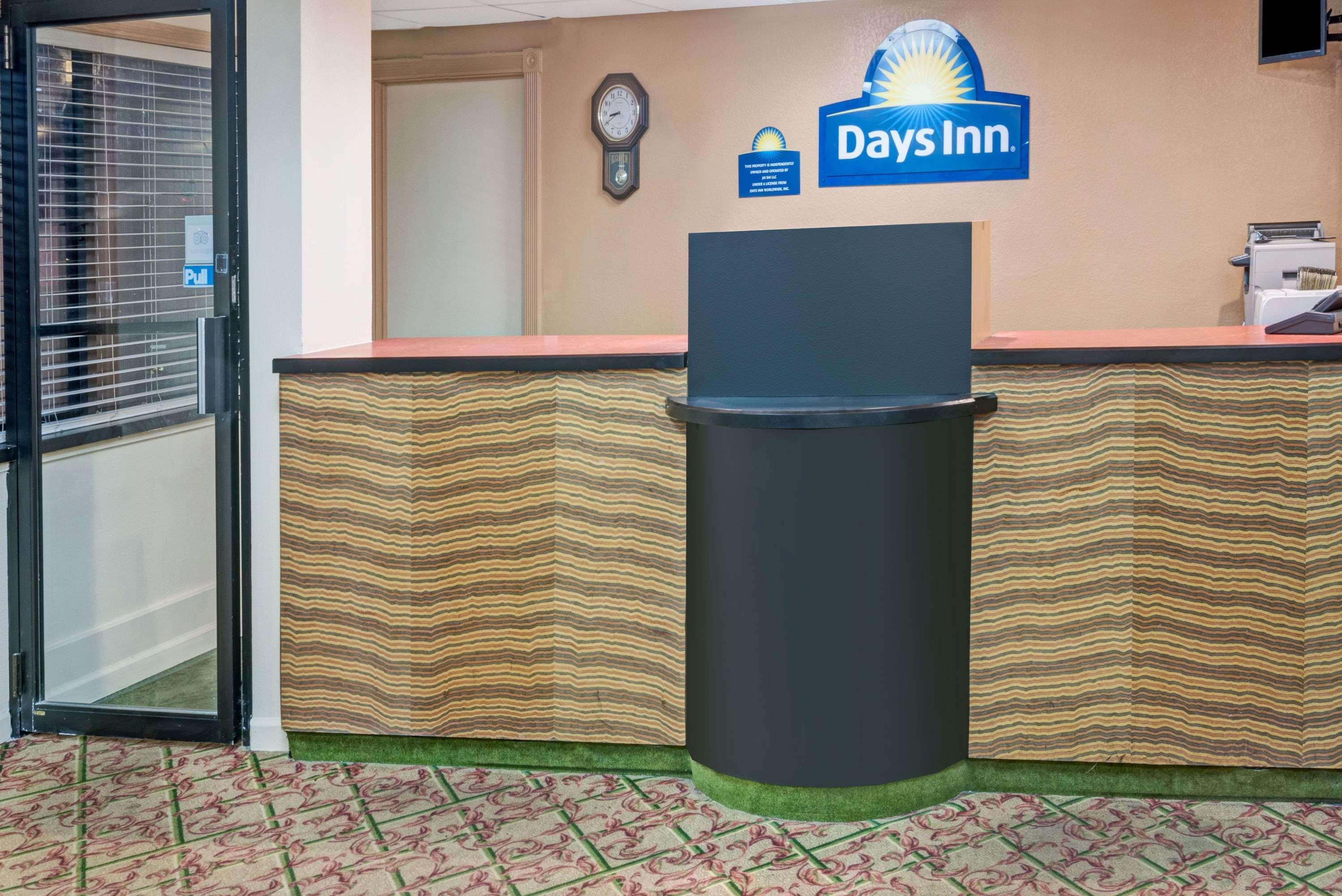 Days Inn By Wyndham Branford New Haven Conference Center Exterior photo