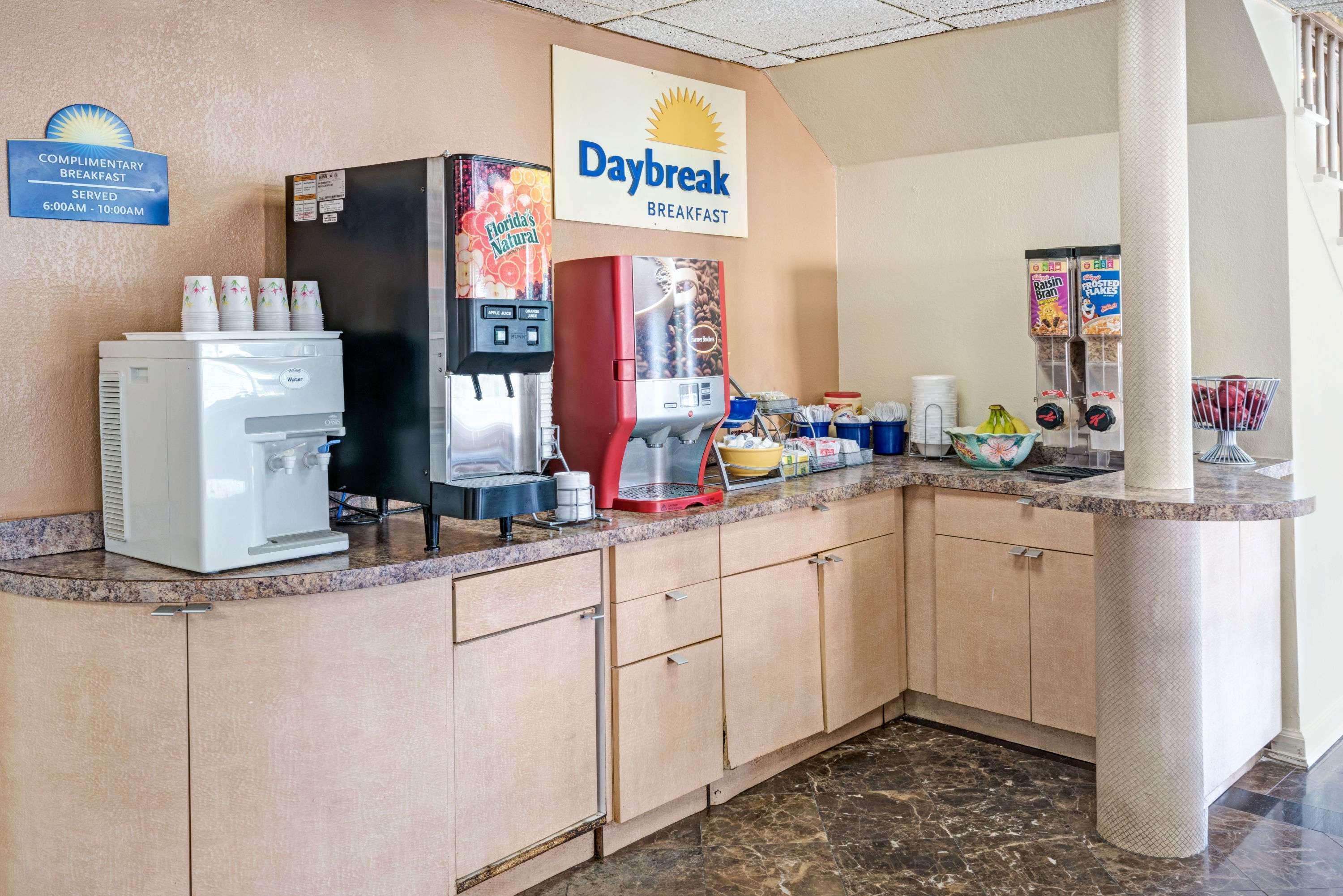 Days Inn By Wyndham Branford New Haven Conference Center Exterior photo