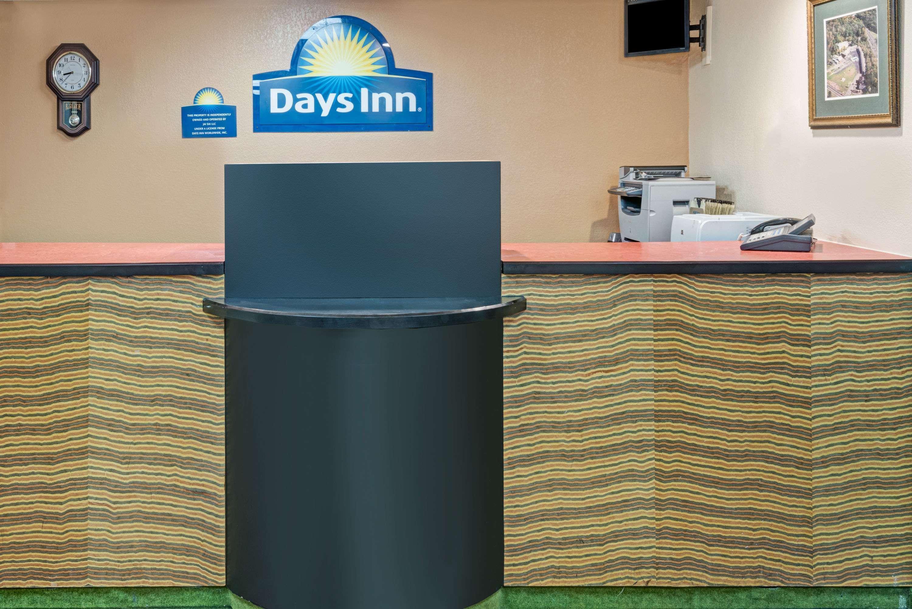 Days Inn By Wyndham Branford New Haven Conference Center Exterior photo