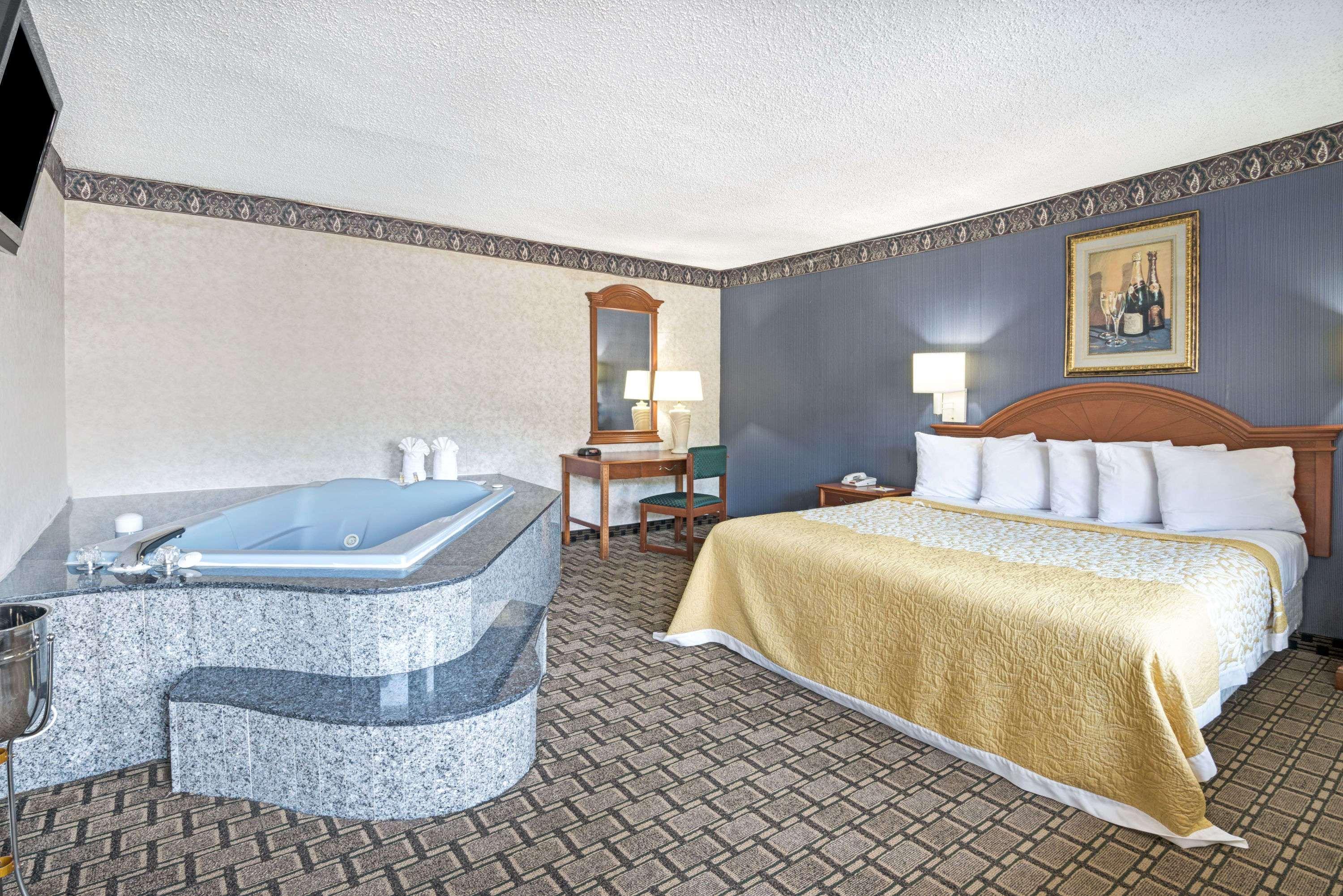 Days Inn By Wyndham Branford New Haven Conference Center Exterior photo