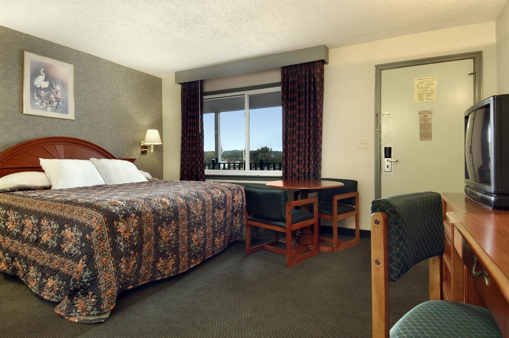 Days Inn By Wyndham Branford New Haven Conference Center Room photo