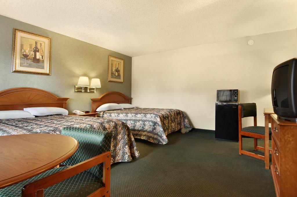 Days Inn By Wyndham Branford New Haven Conference Center Room photo